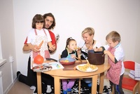 Dagmar Herrmannová s kolegou a dětmi. 