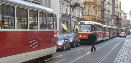 Fotografie stojících tramvají ve Vodičkově ulici.