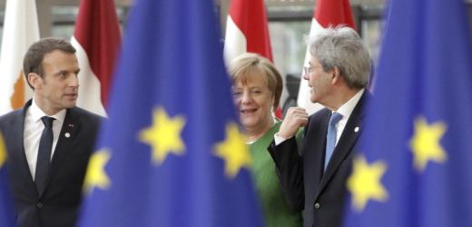 Německá kancléřka Angela Merkelová (uprostřed), francouzský prezident Emmanuel Macron (vlevo) a italský premiér Paolo Gentiloni.