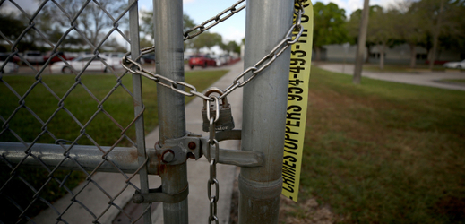V areálu střední školy ve městě Parkland na Floridě zemřelo 17 lidí. 