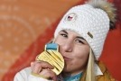 Snowboardistka Ester Ledecká s jednou ze svých zlatých medailí.