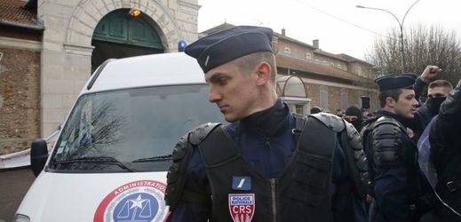Francouzské bezpečnostní složky před věznicí.