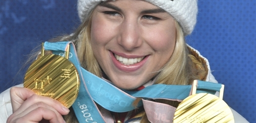 Ester Ledecká s oběma svými zlatými medailemi.
