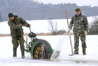 Blatenští rybáři prořezávají 13. února led na rybníku Malý Bor.