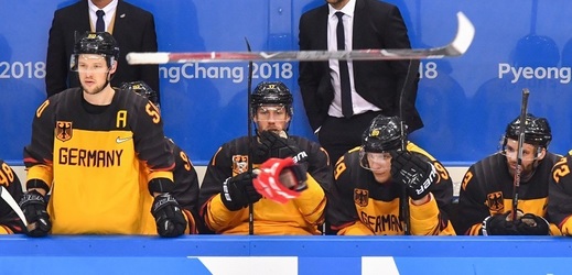 Zklamaný hokejový tým po prohře na olympijských hrách (ilustrační foto).