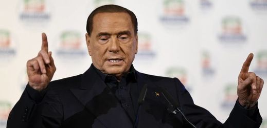 Silvio Berlusconi při svém nedělním mítinku v Miláně.