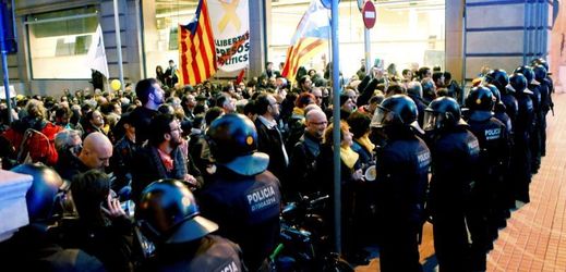 Protesty proti španělskému králi Felipemu VI. v Barceloně.