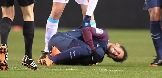Hvězdný útočník Neymar po střetu s hráčem Marseille zápas nedohrál.