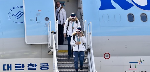 Ledecká a Erbanová vystupují z letadla po příletu z olympiády.