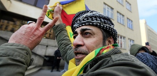 Zhruba dvě stovky podporovatelů zadrženém kurdského politika Sáliha Muslima přišly k ministerstvu vnitra v Praze.