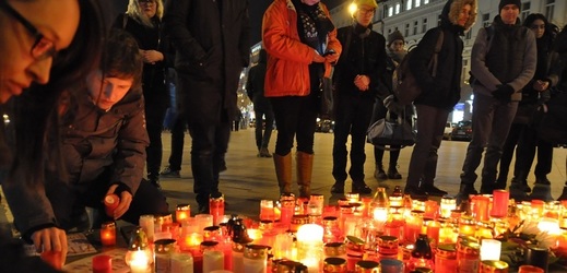 Na pražské Václavské náměstí přišly desítky lidí k soše svatého Václava zapálit svíčky s portrétem slovenského investigativního novináře Jána Kuciaka.
