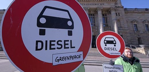 Ekologičtí aktivisté před soudní budovou v Lipsku.