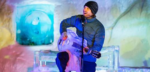 Hudebníci hrají na ledové nástroje v rámci Ice Music Festivalu.
