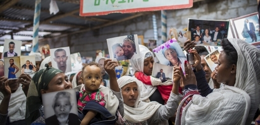 Členové židovské komunity v Etiopii drží fotografie svých příbuzných v Izraeli. 