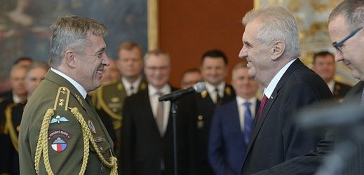 Generál Aleš Opata a prezident Miloš Zeman.