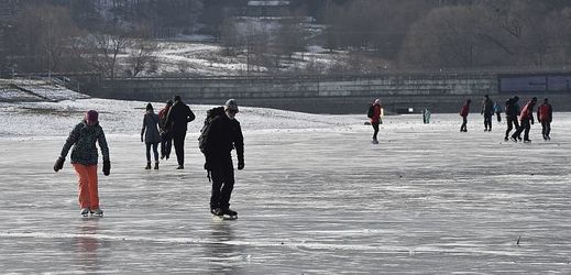 Lidé bruslí 28. února 2018 na zamrzlé Brněnské přehradě. 