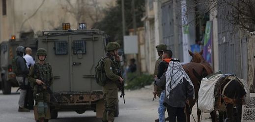 Hlídka izraelských vojáků pátrá po palestinském útočníkovi v osadě Ariel na Západním břehu Jordánu.