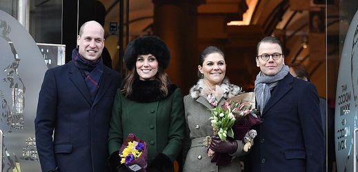 Princ Willam (vlevo) a vévodkyně Kate (vedle něj) během návštěvy Švédska. Na snímku dále jsou švédská korunní princezna Viktorie a princ Daniel.