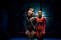 Zleva Gabriela Štefanová jako Věra a Isabela Smečková Bencová v roli Sovětské gymnastky při zkoušce inscenace Věra v režii Terezy Karpianus. 