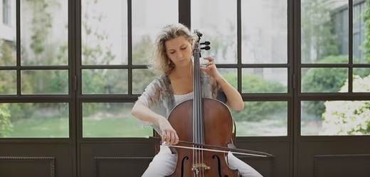 Francouzská violoncellistka Ophélie Gaillardová.