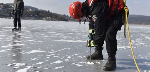 Tloušťku ledu na zamrzlé Brněnské přehradě měřil strážník z poříční jednotky Městské policie Brno.