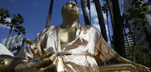 Zlatá socha filmového producenta Harveyho Weinsteina.