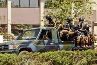 Vojáci poblíž francouzské ambasády v Burkině Faso.