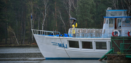 Výletní loď na Máchově jezeře.