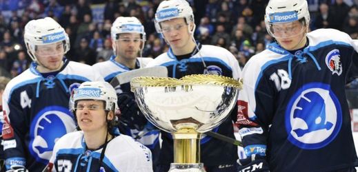 Hokejisté Plzně se kvůli pověrčivosti poháru nedotkli.