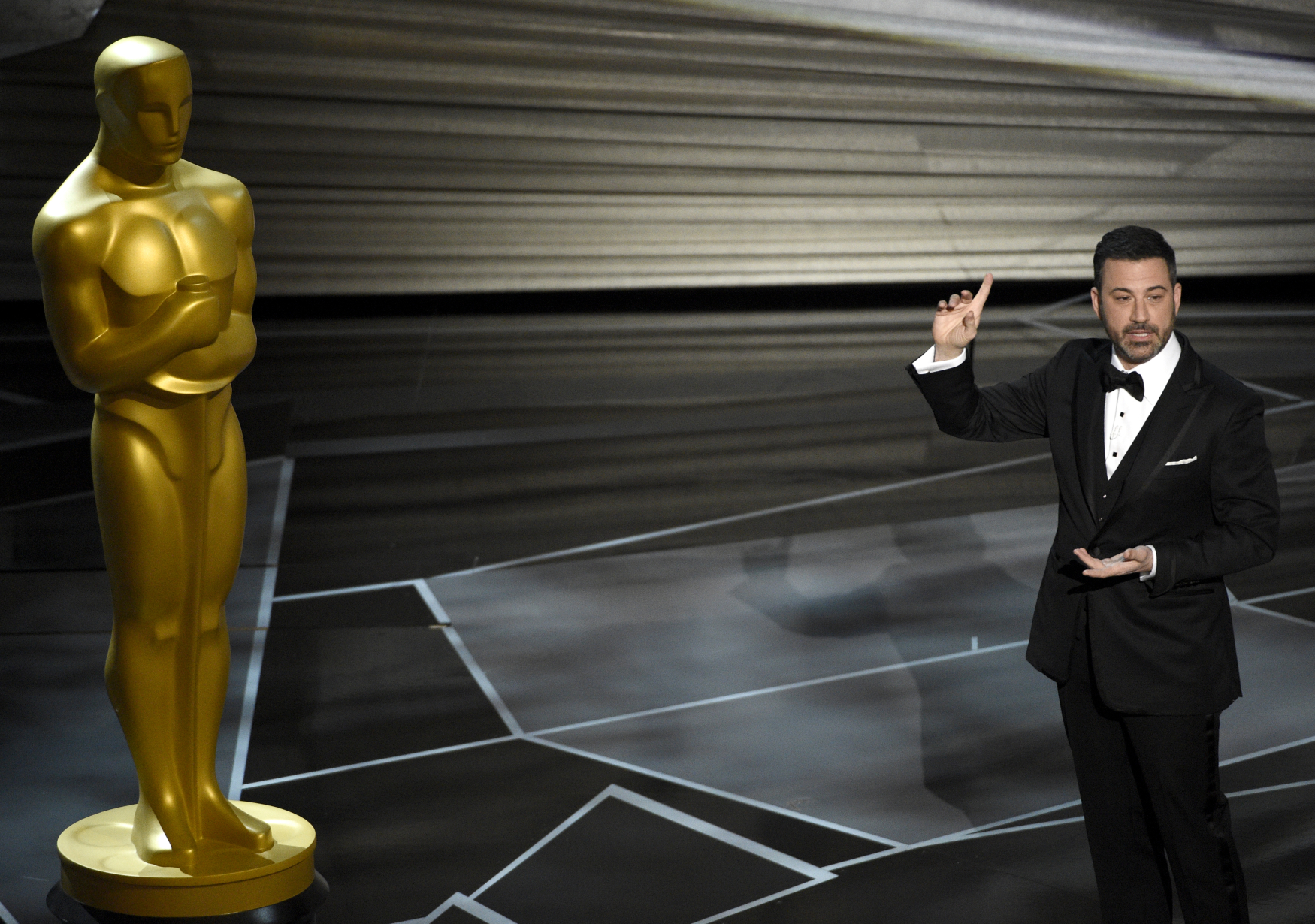 Ve filmovém průmyslu není sledovanější večer než ten, kdy se předávají ceny filmové akademie, Oscaři. Letošní jubilejní 90. ročník moderoval komik Jimmy Kimmel.