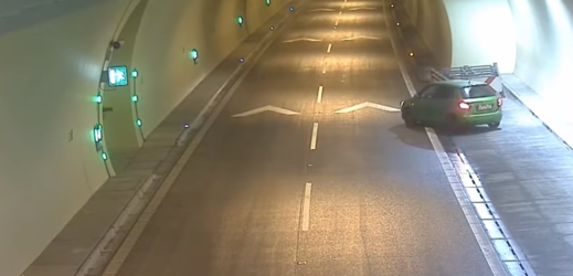 Řidič fabie šokoval svou nebezpečnou jízdou v tunelu Považský Chlmec na Slovensku.