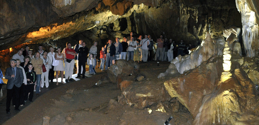 Na snímku turisté v jeskyni Balcarka.