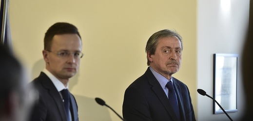 Ministr zahraničí v demisi Martin Stropnický (vpravo) přijal 1. února 2018 v Praze maďarského ministra zahraničí a obchodu Pétera Szijjárta.