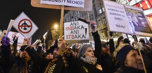 Lidé na Václavském náměstí v Praze protestovali proti Ondráčkovi a Babišovi.