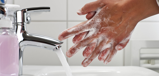 Důkladným mytím rukou se podle ní dá předejít nachlazení, chřipce i průjmům (ilustrační foto).