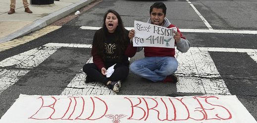Zastánci stávajícího programu pro přijímání dětských migrantů DACA během protestu proti jeho zrušení ve Washingtonu.
