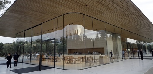 Skleněná budova společnosti Apple v Kalifornii. 