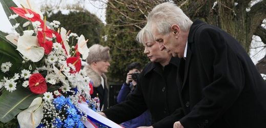 Prezident Miloš Zeman s manželkou Ivanou v Lánech uctili památku prvního československého prezidenta Tomáše Garrigua Masaryka. 