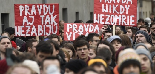 Protest proti slovenské vládě se uskutečnil také před slovenským velvyslanectvím v Praze.
