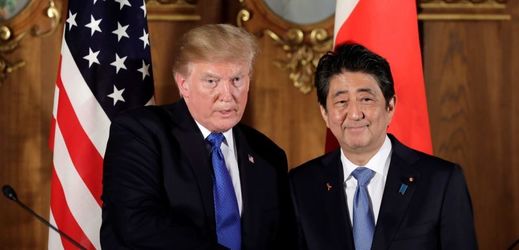 Donald Trump (vlevo) a Šinzó Abe.
