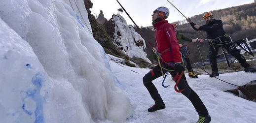 Na ledové stěně ve Víru na Žďársku se uskutečnilo mistrovství republiky v ledovém lezení na rychlost - Vírský cepín 2018.