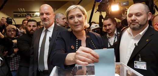 Marine Le Penová zůstane šéfkou krajně pravicové Národní fronty.