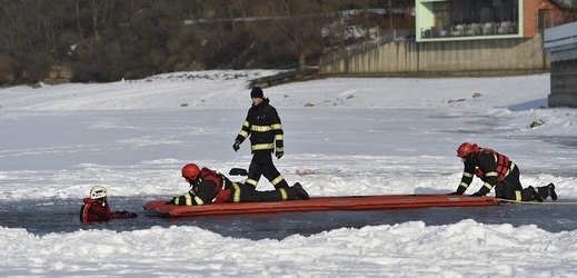 Záchranáři nacvičovali vytažení osoby z vody (ilustrační foto).