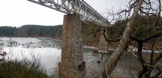 Správa železniční dopravní cesty chystá opravu mostu přes vodní nádrž Orlík u Červené nad Vltavou na Písecku.
