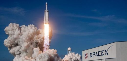 Start rakety společnosti SpaceX Falcon Heavy.