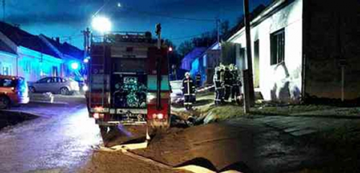 U požáru ve starším rodinném domě zasahovali profesionální i dobrovolní hasiči.