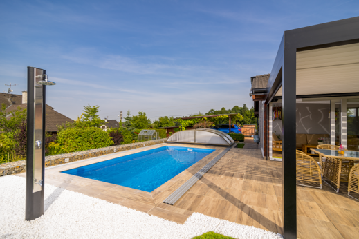 A je hotovo! Keramický bazén Excelence Vikomt s posuvným zastřešením Compact Bronze a solární sprchou De Luxe.