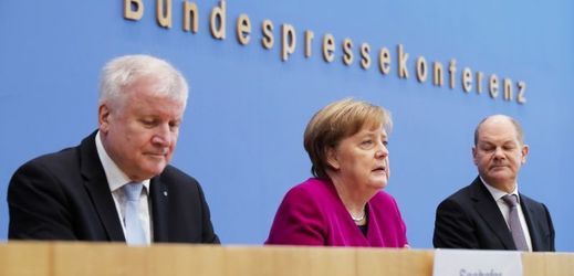 Zleva: Horst Seehofer, Angela Merkelová a Olaf Scholz.