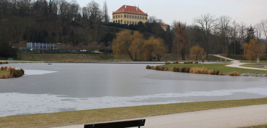 Na snímku zamrzlé rybníčky v pražském parku Stromovka, v pozadí Místodržitelský letohrádek.