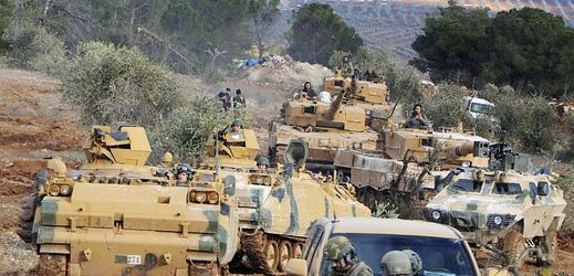 Tanky turecké armády na severu Sýrie.
